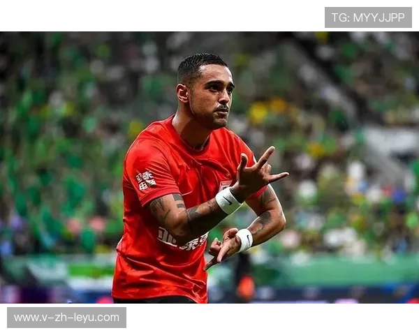 上海海港莱昂纳多边路渗透策动进攻，创新战术引领现代足球风潮