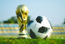 世界杯：VAR“直播回放+语音解释”试点 获球迷大赞“更透明”
